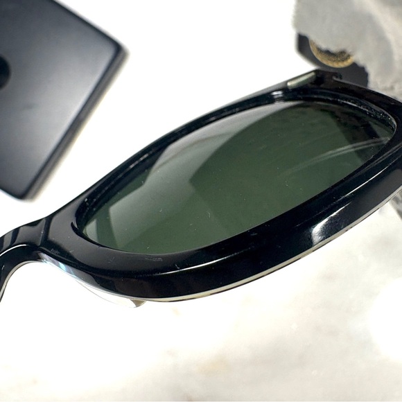 Ray-Ban Wayfarer Special Series Comics Sunglasses with Case - Picture 7 of 7